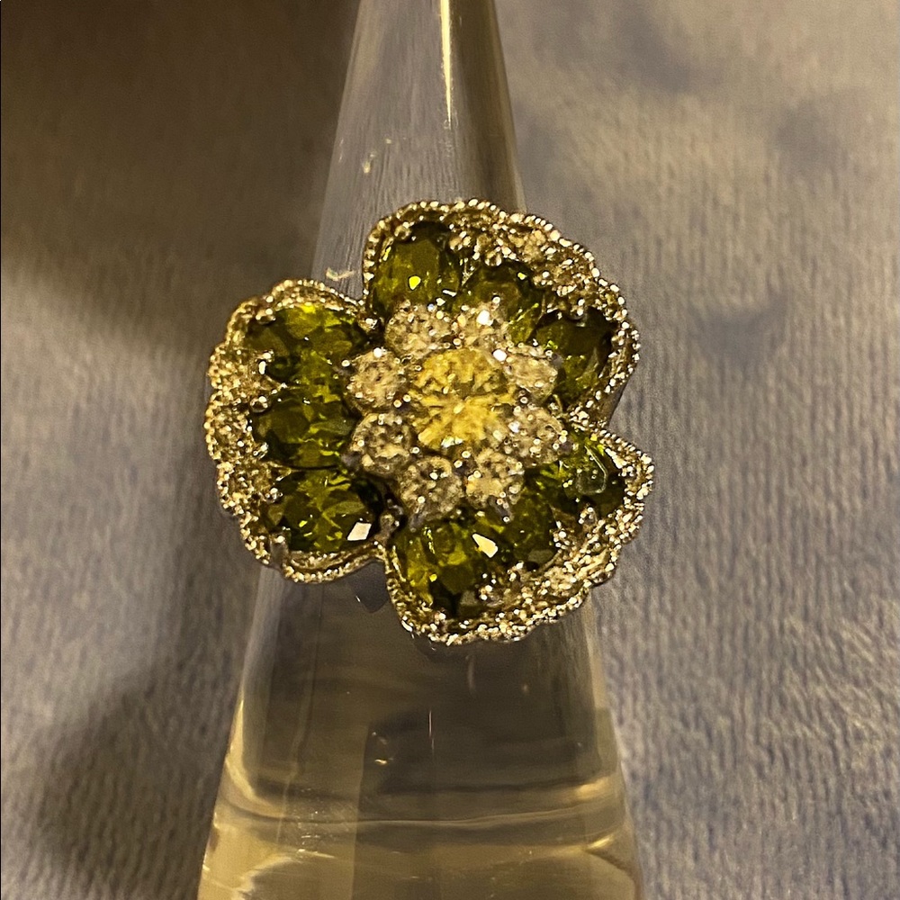 💚 Peridot and Swarovski white gold plated ring